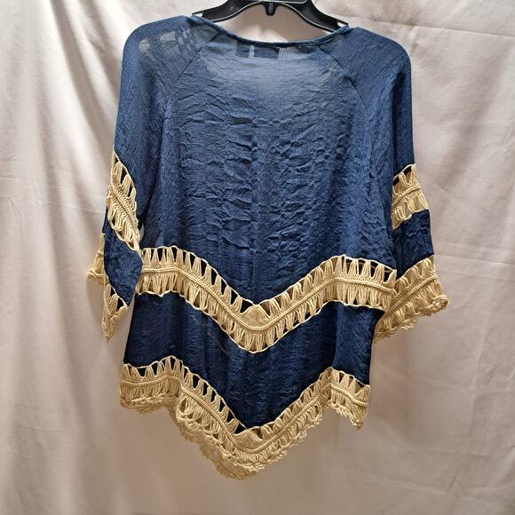Cato Navy Blue Crinkle Material Cream Crochet Neckline Center Hem Arms Top Md - Picture 2 of 8